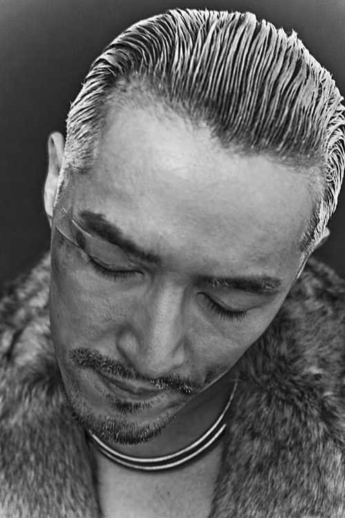 的写真,与以往形象不同,照片中的胡歌留着胡渣抽着烟,尽显颓废雅痞范