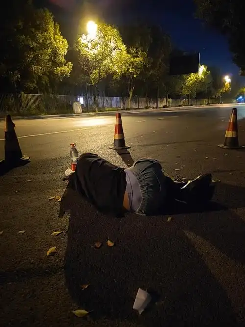 相柳氏不吃辣 的想法: 刚刚出去去吃宵夜结果遇到一个人喝醉了睡