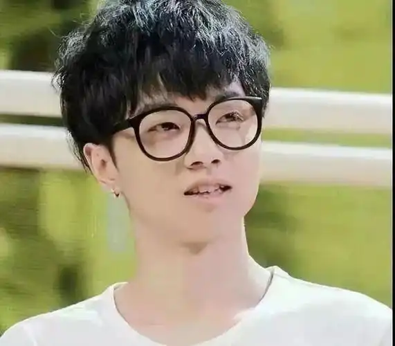 "快乐男声"时的华晨宇真的是青涩啊,一副乖乖男的形象.