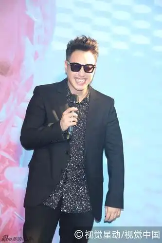 潘玮柏上演男男热吻 获赞"嘴唇蛮软"