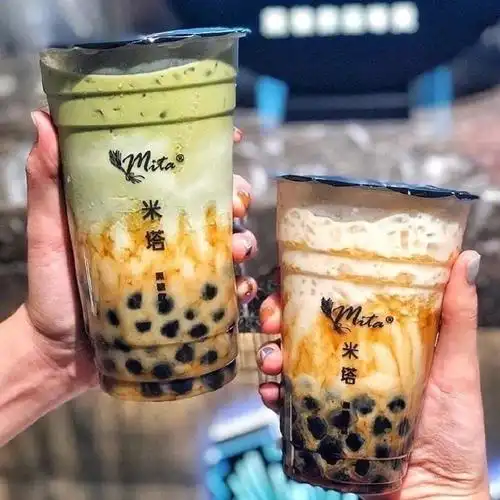 朋友圈奶茶文案配手拿奶茶图片