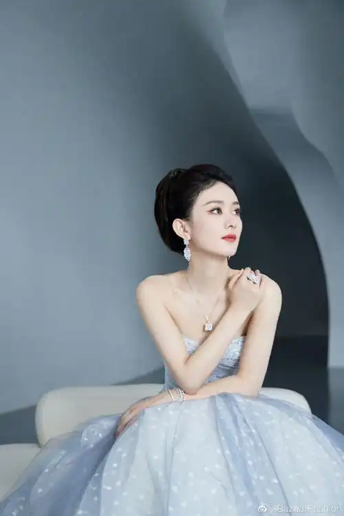赵丽颖盛开的白玉兰#白色蛋糕裙清新美丽,蓝纱更显梦幻,盘发造型蹲