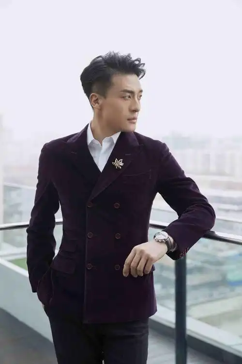 孙艺洲亮相国剧盛典 丝绒西装儒雅绅士