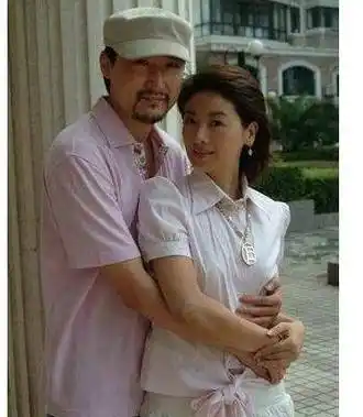 她因拍吻戏被富豪前夫抛弃,二婚嫁靳东,生的儿子帅气宛若王子_李佳