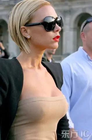 组图:维多利亚巴黎拍摄写真 两点激凸若隐若现