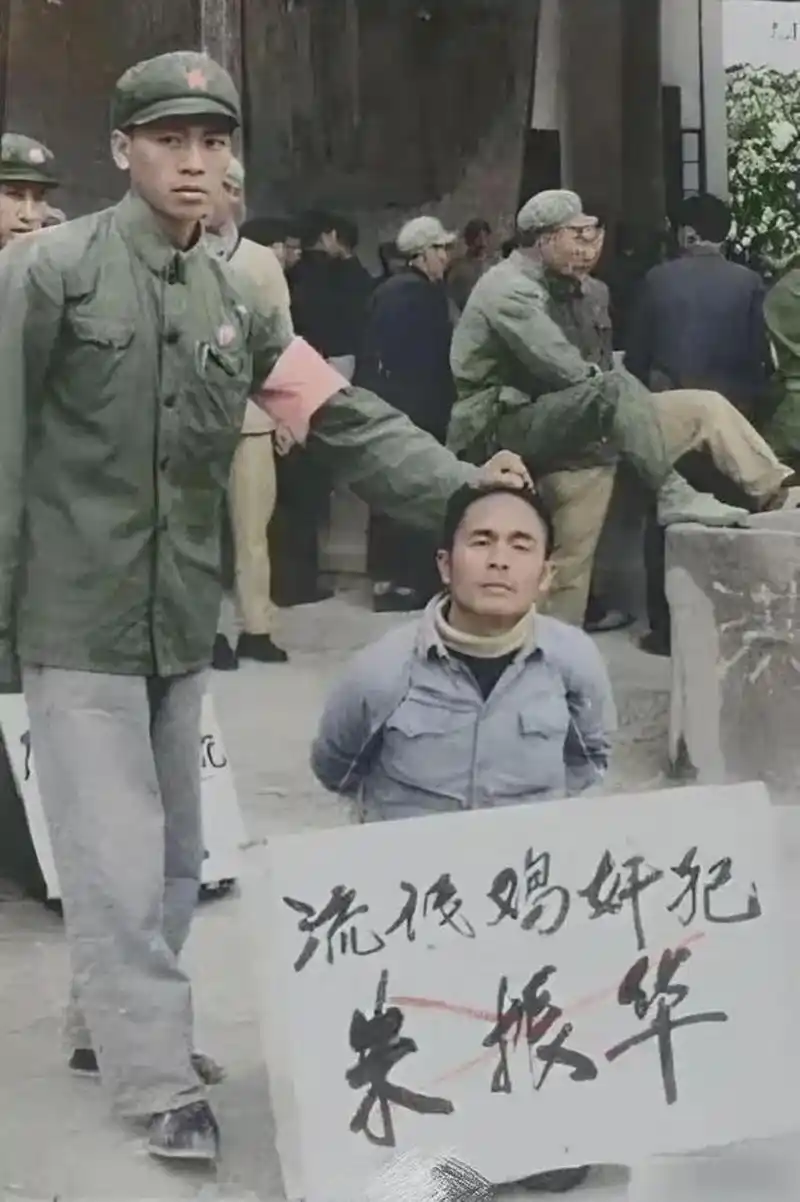 1964年,在江西,一场大规模的公捕公判大会让全城人口都聚集在了一起.