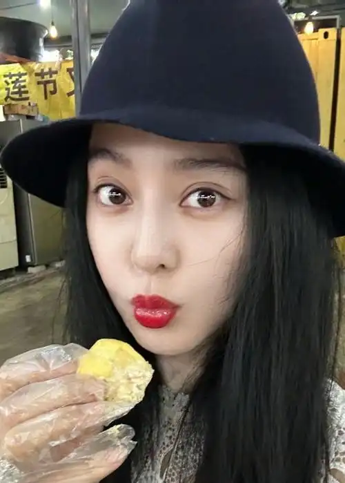 范冰冰与小19岁弟弟合照,两人颜值不分伯仲,完美遗传父母!