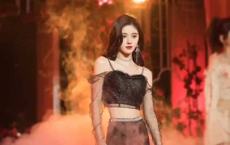 原创易烊千玺为避嫌缩在角落鞠婧祎却一脸束手无措两人真的不认识吗