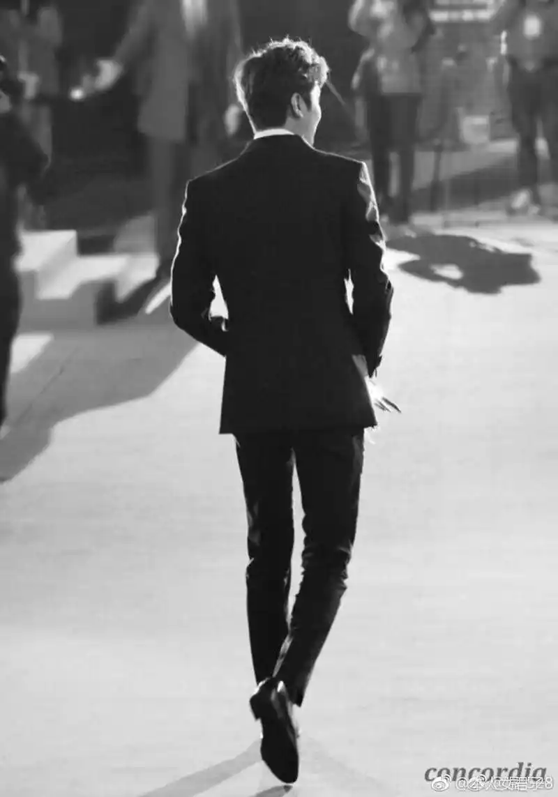 让人心动想一把抱住的背影 是男人?还是男孩?