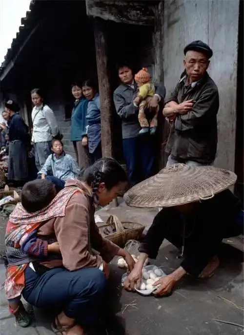 老照片直击80年代中国女性:没想整容脸,最后两人长相不输现状一线女星