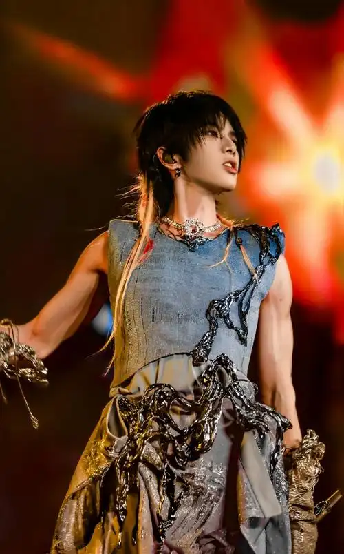 不仅是不像很多造型需要华晨宇的脸和身材来拯救,甚至不能说是锦上添