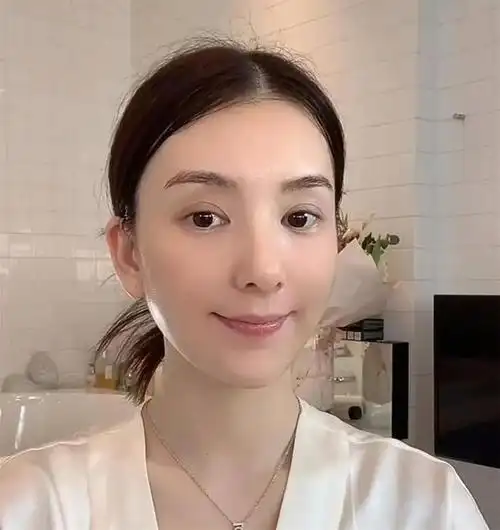 郭富城娇妻方媛晒逛街美照,怼脸镜头又飒又美,神似年轻张柏芝|记者