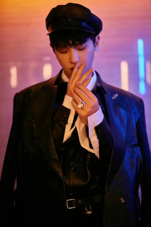 黄明昊黑色皮衣造型