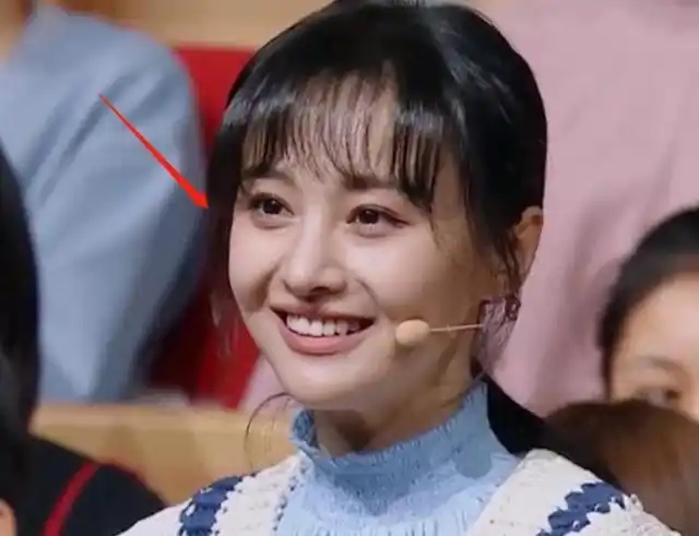 郑爽上央视节目在照妖镜镜头下黑眼圈尽显28岁颜值太真实