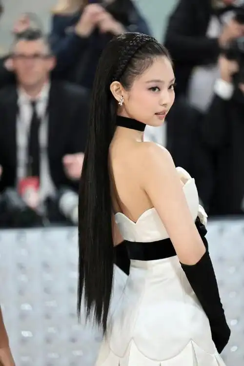 梦幻同框巨大年龄差乔妹颜值秒杀jennie天生臭脸合照不太高兴
