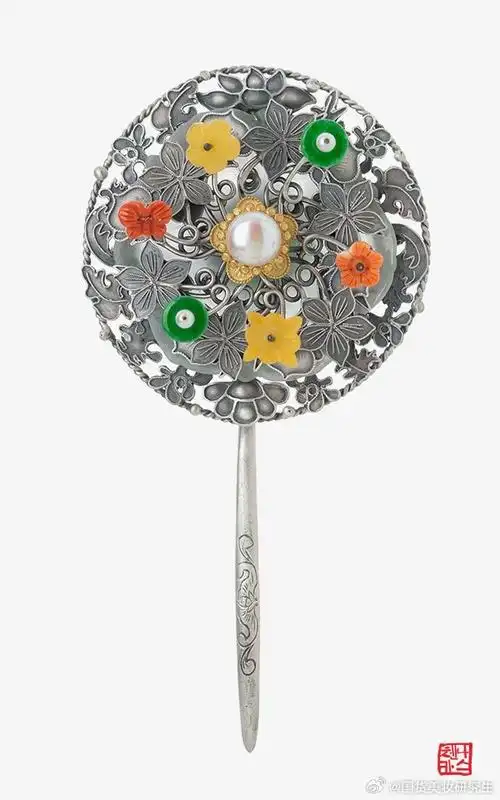 这款来自韩国当代首饰品牌的玉板簪,以其精美的设计和独特的韵味,成为