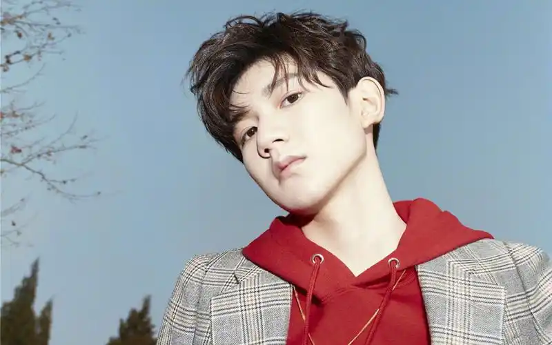 王源帅气户外写真图片桌面壁纸