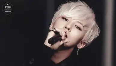 权志龙白头发黑西装高清图片,谢谢