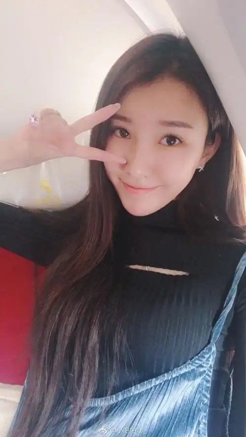 郭艾伦女友晒证书美腿吸睛