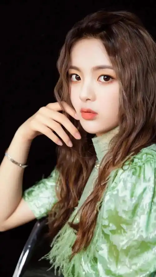 提到杨超越,我想大家的第一反应是女团出道,锦鲤体制,专业能力不够