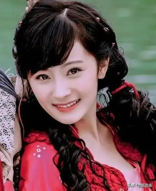 杨幂刚出道时到底有多美?看完齐刘海旧照后,整没整容一目了然