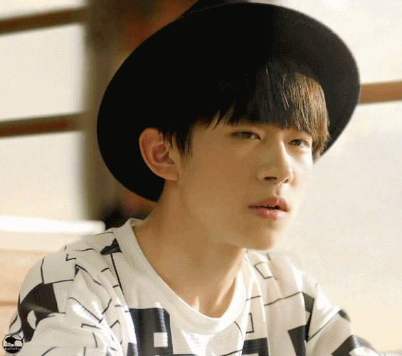 易烊千玺gif小鲜肉gif卖萌gif可爱gif