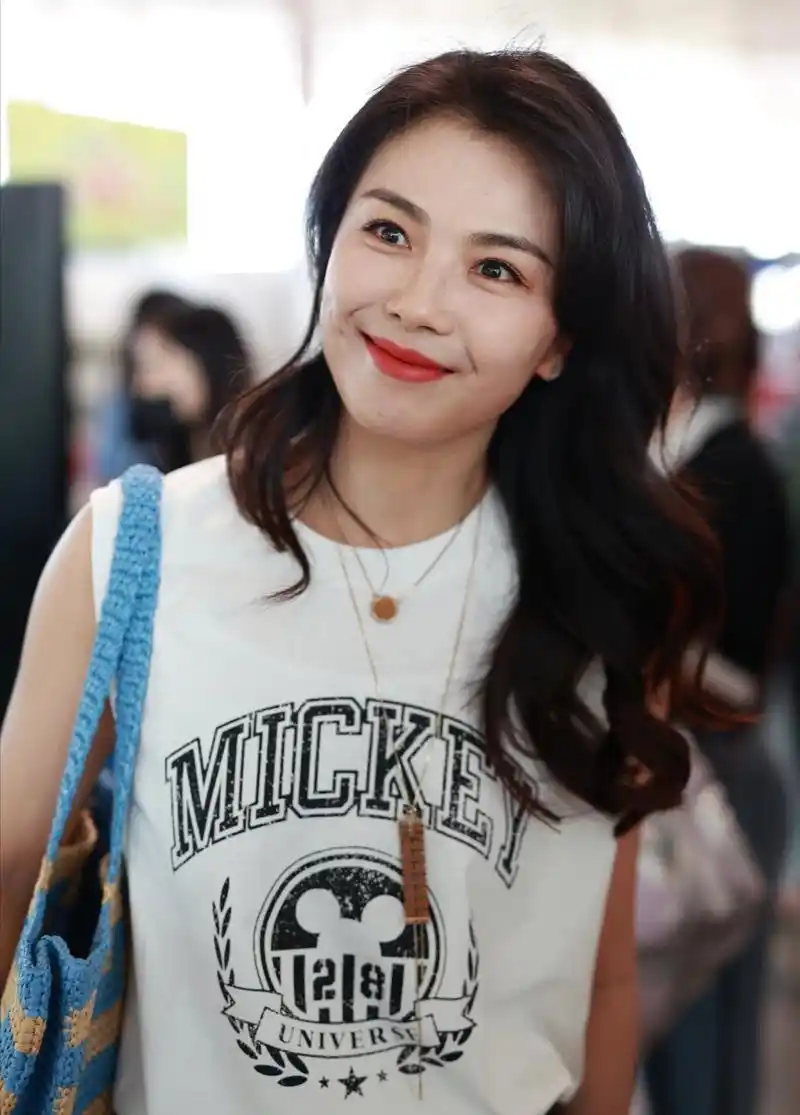 刘涛机场生图.很难想象这姐已经45岁了,怎么越老越美,越有韵味啊.