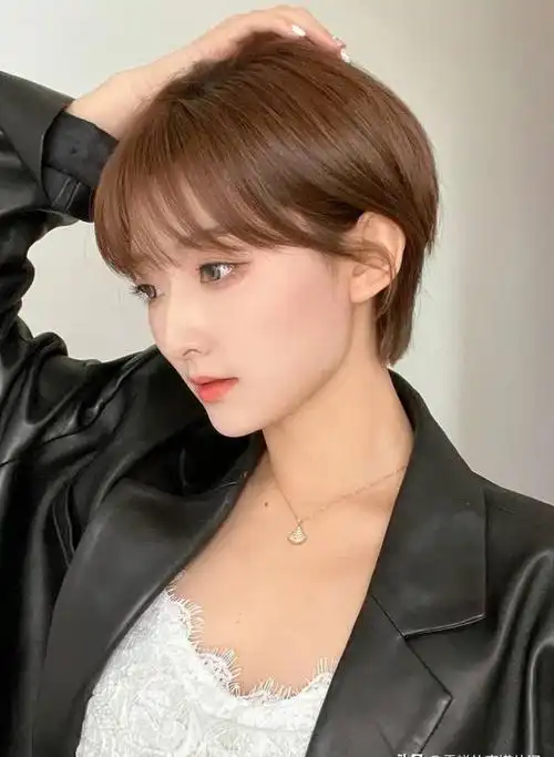 事实证明,这才是最适合40岁女人的发型:齐耳短发!时尚又显年轻