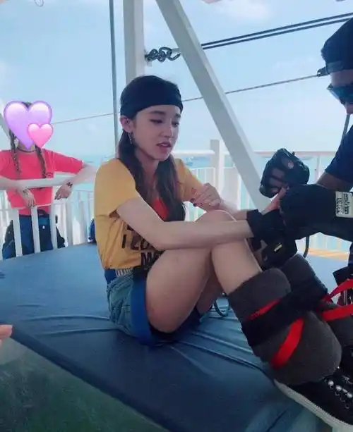 在照片当中,宋雨琦已经坐下了,脚上已经绑上了相应的安全措施,宋雨琦