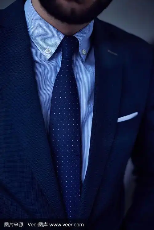 特写时尚的商人,经理穿着深蓝色西装,有图案的衬衫和圆点领带