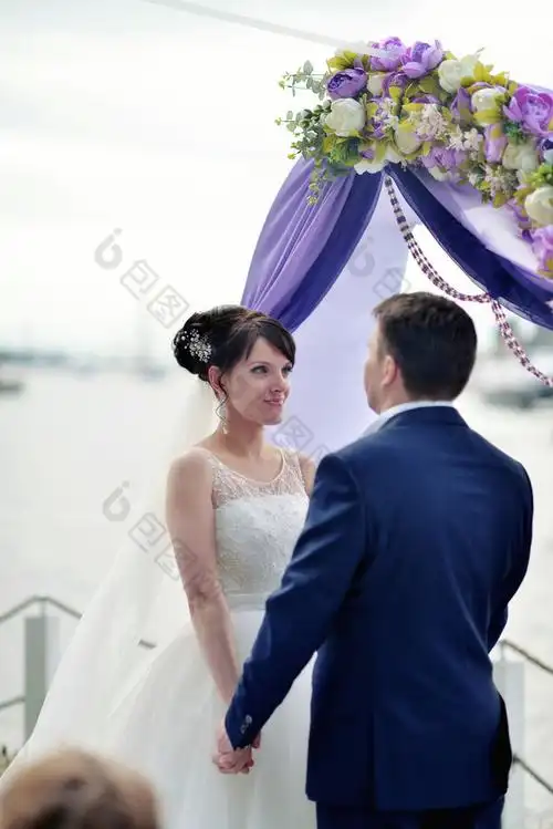 新娘与新郎在婚礼拱