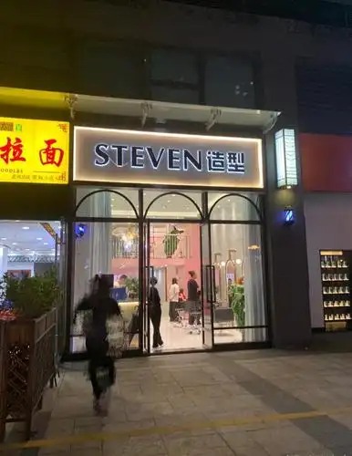 惠州一女士长发被疑似理发店强行剪短不仅被迫付费还被恐吓