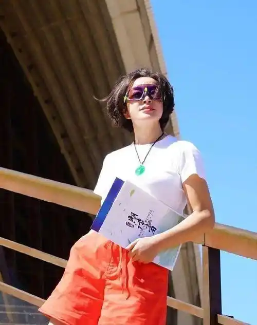 原创刘晓庆都71岁奶奶还剪短发穿白t恤红短裤竟意外的年轻漂亮