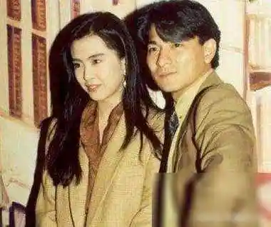 王祖贤坐在刘德华腿上时谁注意到华仔手的位置细节见人品