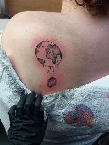 女生后背上黑色点刺几何简单线条地球状热气球纹身图案