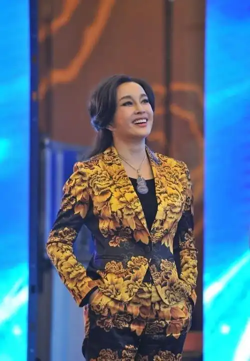 刘晓庆穿西装都挑贵的全红丝绒套装配翡翠身材富态还挺有范