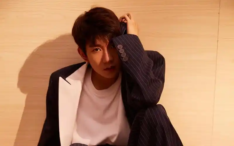 王源帅气有型写真桌面壁纸