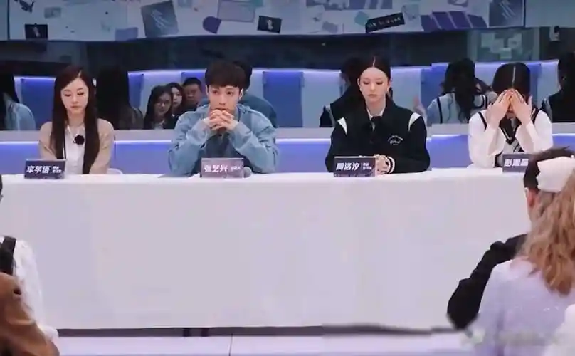 原创张艺兴拒绝旗下女团外出陪酒公开怼媒体表演禁止穿短裙