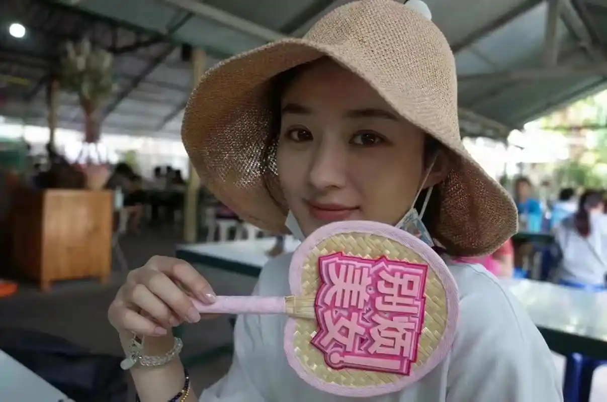 赵丽颖素颜泰国游玩,全程眉眼弯弯开心惬意,颖宝给自己放假了#我要上