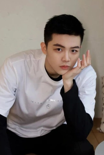 但是,想要过一个清爽夏天的男生不推荐这种发型.