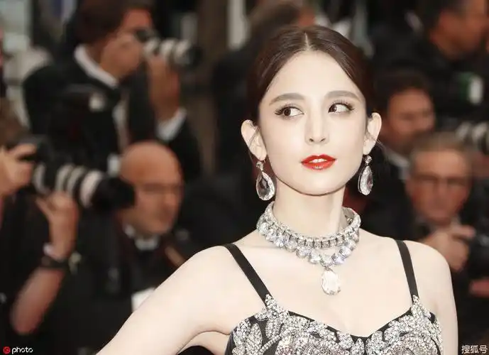 1/ 12 当地时间2019年5月19日,法国戛纳,古力娜扎亮相戛纳电影节
