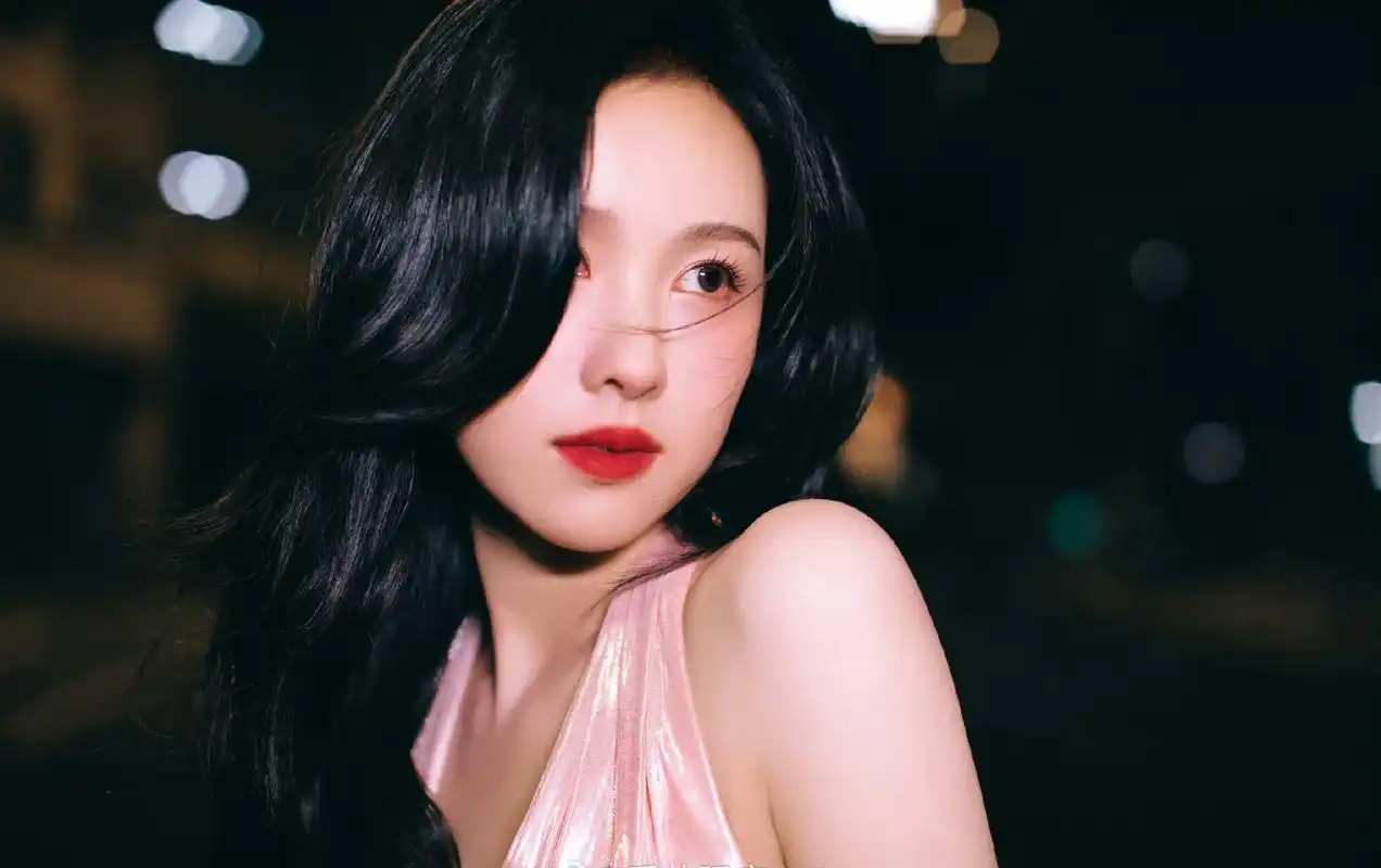 陈都灵港风大片,这一身简直太美了,流光溢彩.#不被定义的女性力量