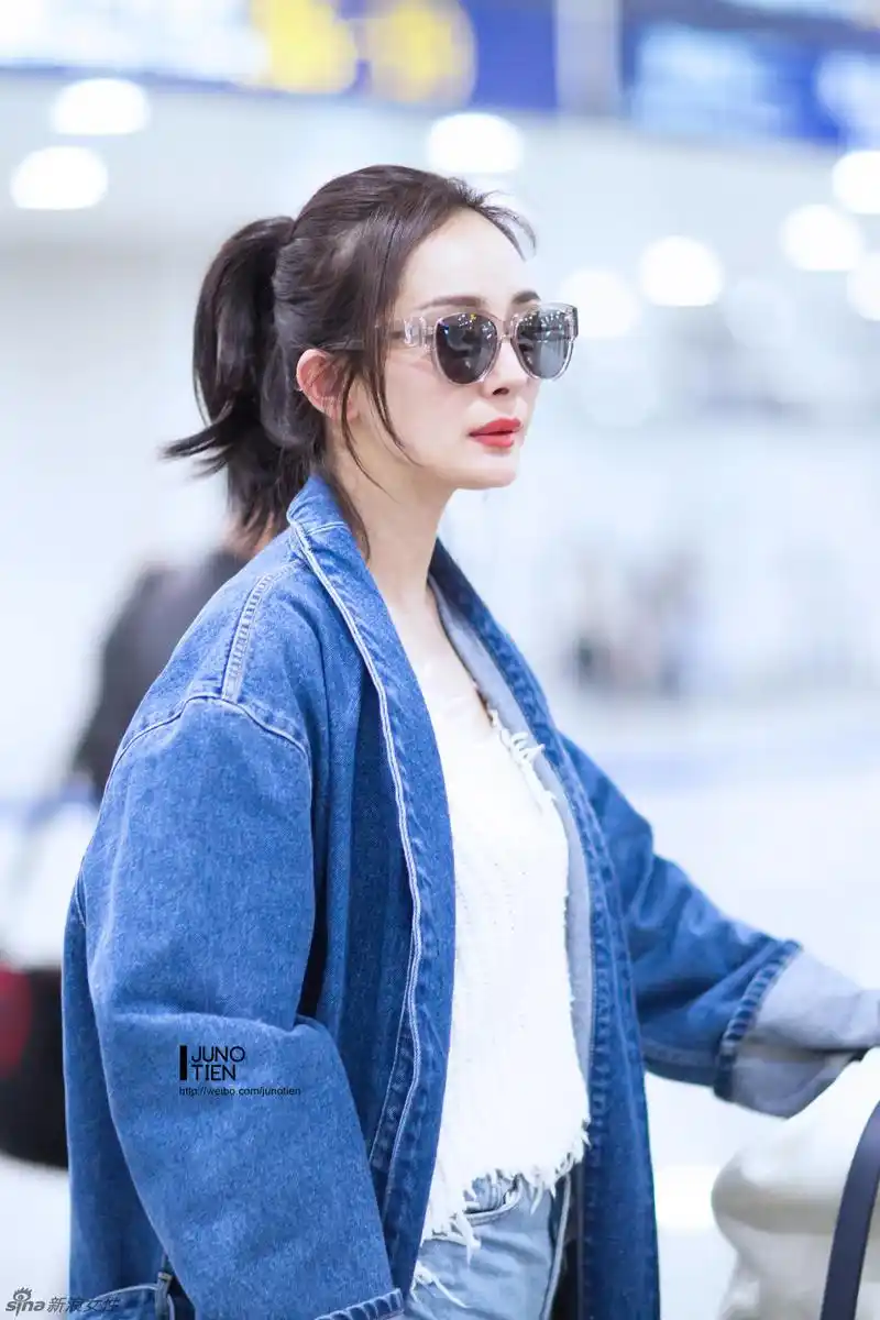 杨幂机场街拍照