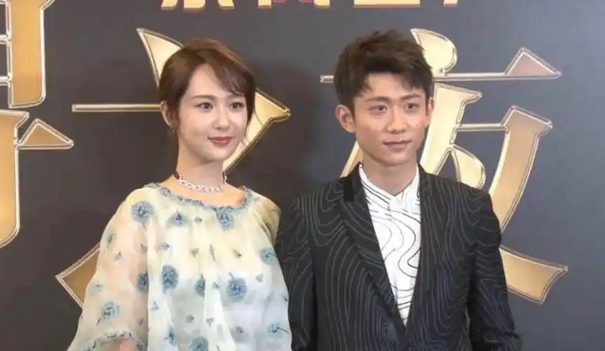 一次,张一山和杨紫被邀请一起走红毯,前脚张一山还帮杨紫小心翼翼地提