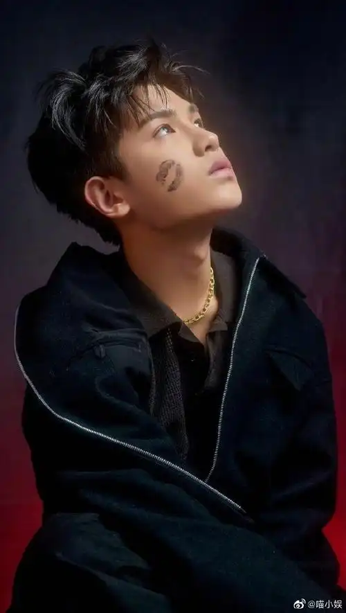侧颜帅哥图鉴#感受一下黄明昊的完美侧颜 致命喉结鲨,双重性感完全