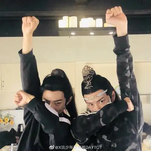 肖战凌晨晒合影为王一博庆生 还在线打假高仿号