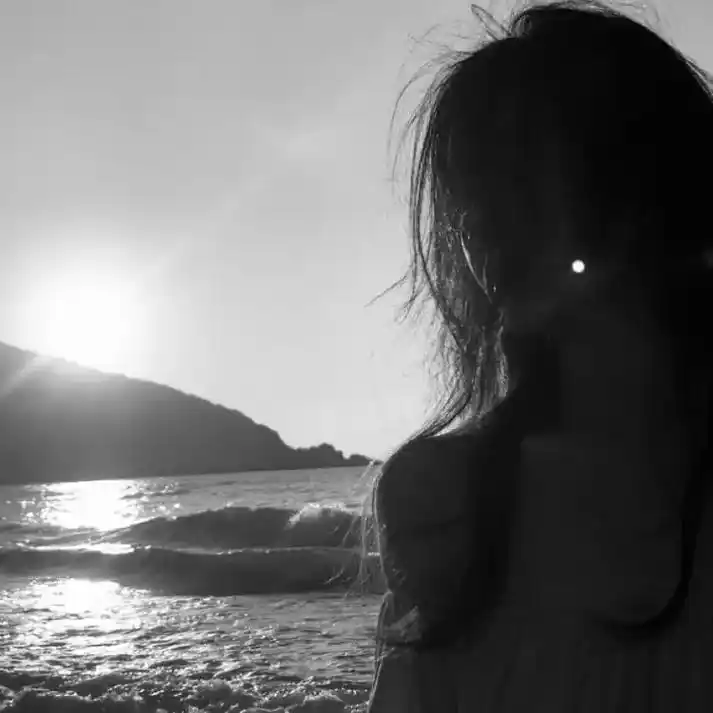 头像高冷厌世女背影侧颜 - 抖音