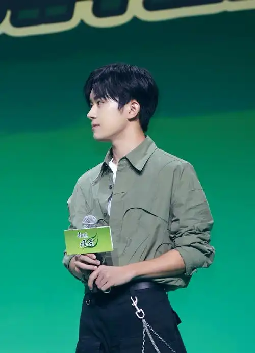 分享一组易烊千玺图片给大家,图中的明星图片壁纸会点缀你的电脑桌面