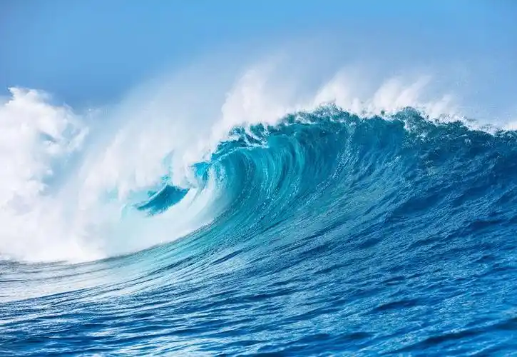 蓝天背景下翻滚的蓝色海浪