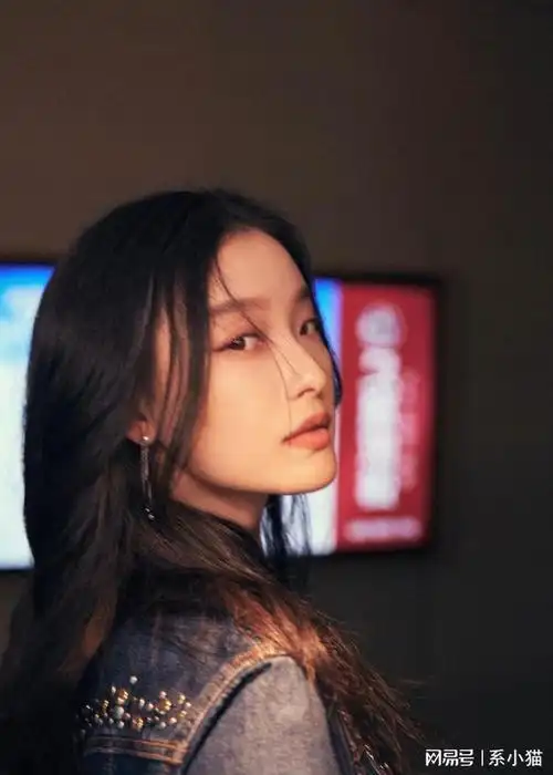 倪妮穿牛仔套装又酷又美 发丝飞舞气场全开|卷发|时尚|妆容|女性身材